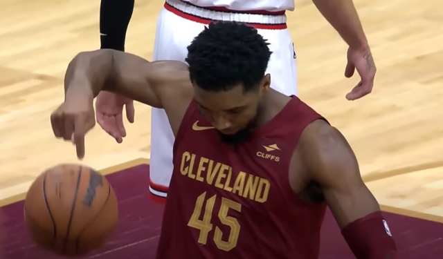 NBA 好い 17/18 Totally RC ドノバン・ミッチェル 直書きオート